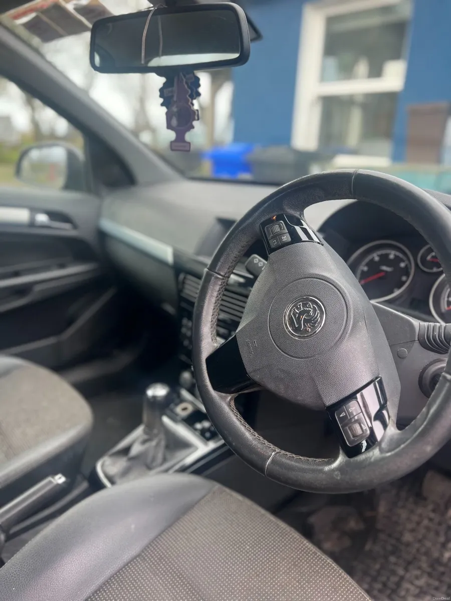 Vauxhall Astra 2010 - Image 2