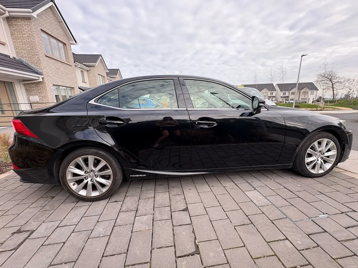 Lexus IS300H - Image 3