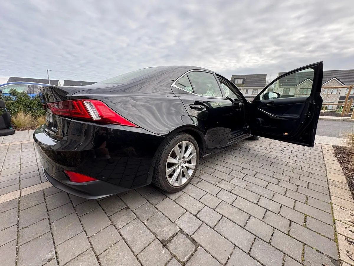 Lexus IS300H - Image 4