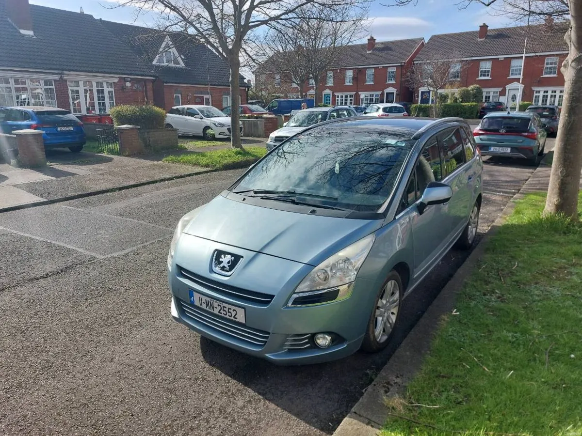 Peugeot 5008 2011 - Image 1