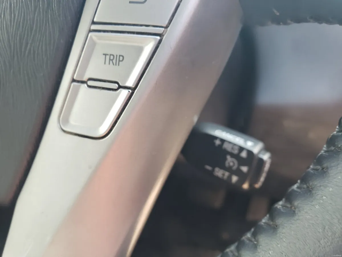 Toyota Prius 2017 - Image 2