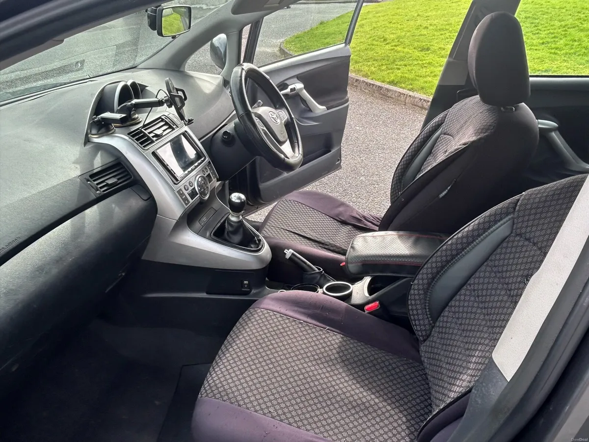 7 seater Toyota Verso 2011 - Image 2