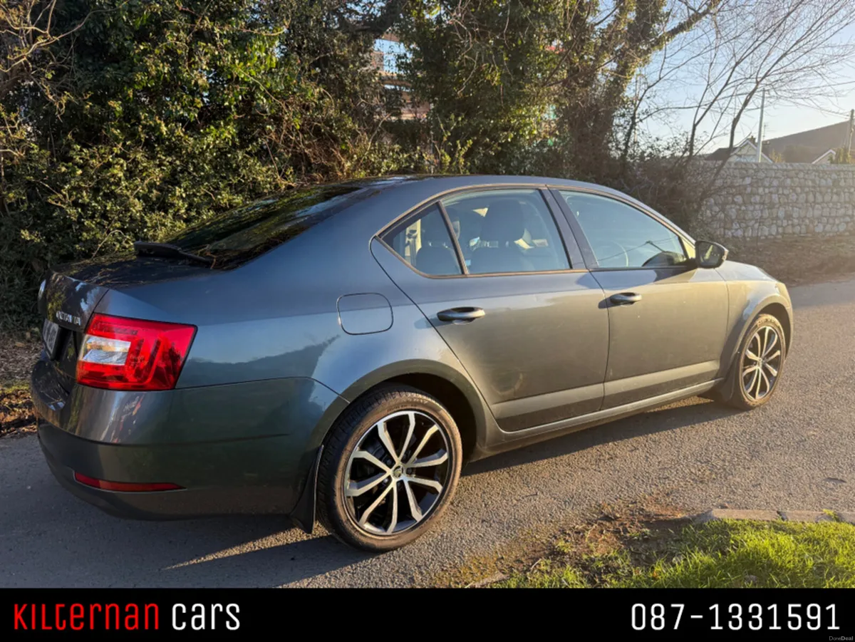 Skoda Octavia 1.6 Saloon mint condition - Image 3