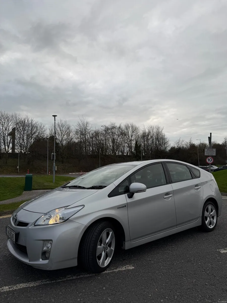 TOYOTA PRIUS 1.8 VVT-I T4 HYBRID 5DR AUTO - Image 2