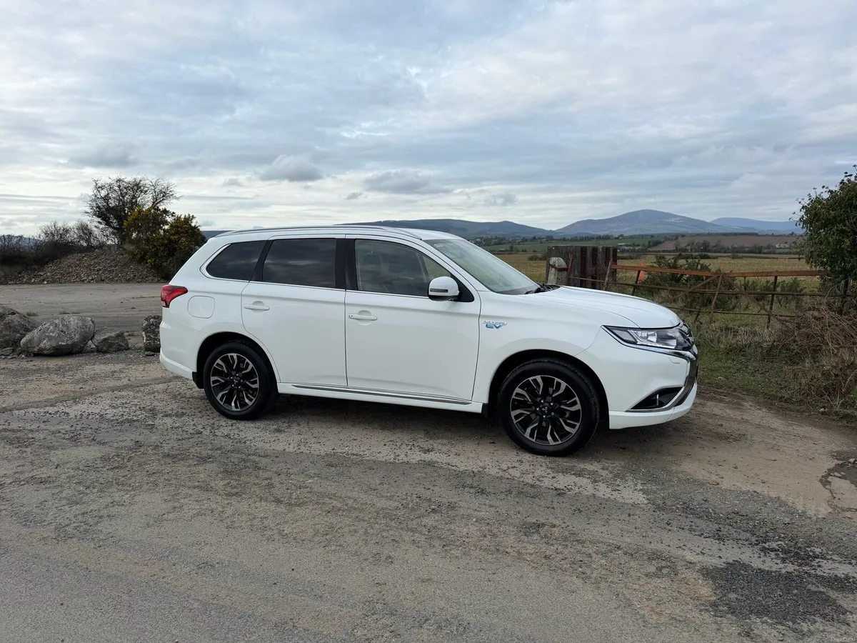 2017 Mitsubishi Outlander PHEV - Image 2