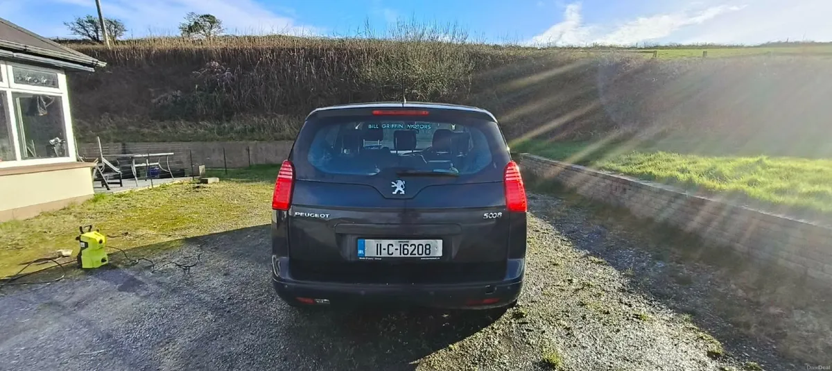 Peugeot 5008 2011 - Image 1