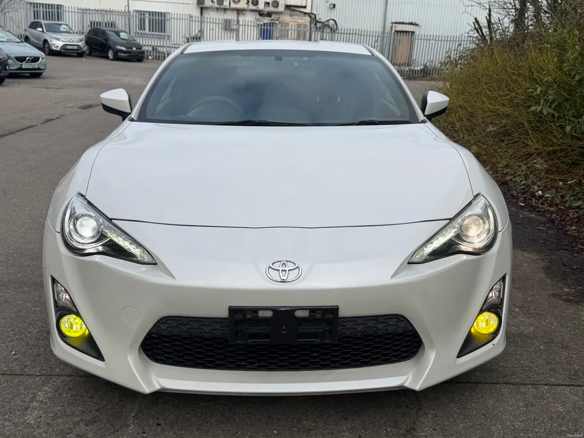 Toyota GT86 Pearl White. JDM Import - Image 4