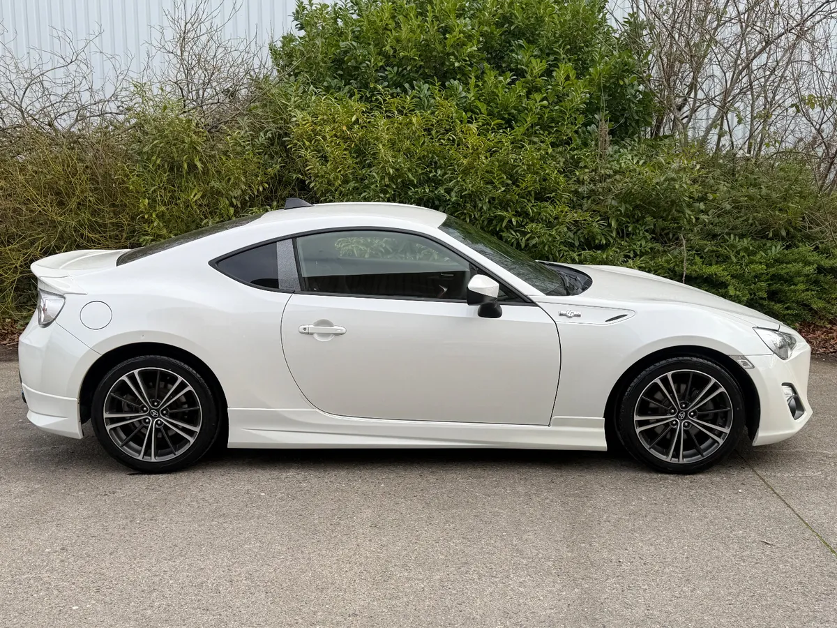 Toyota GT86 Pearl White. JDM Import - Image 2