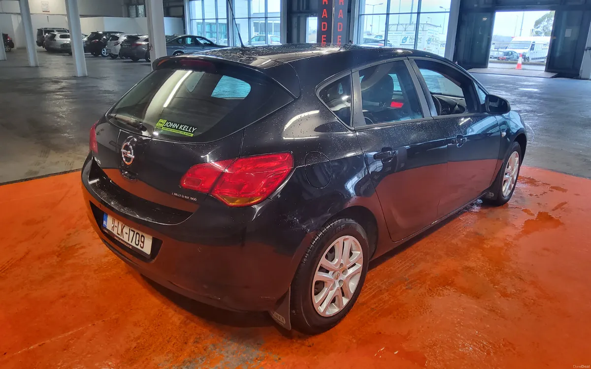 Opel Astra 2011 - Image 3