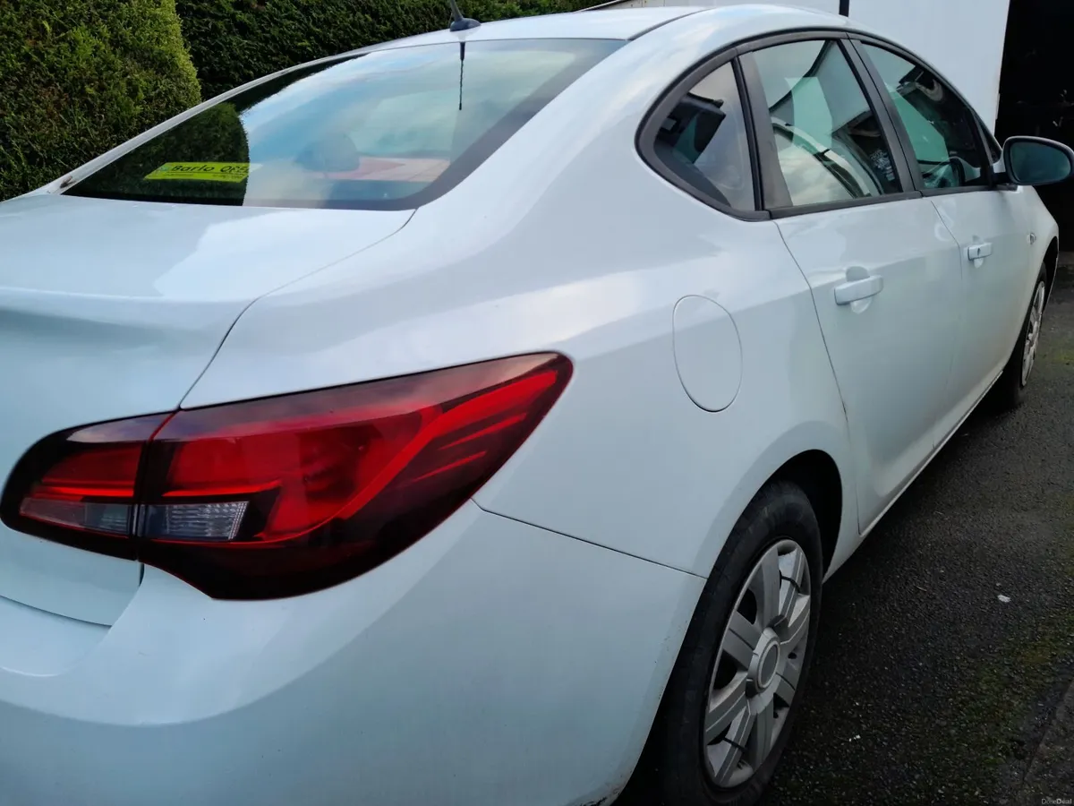 Opel Astra 2013 - Image 2