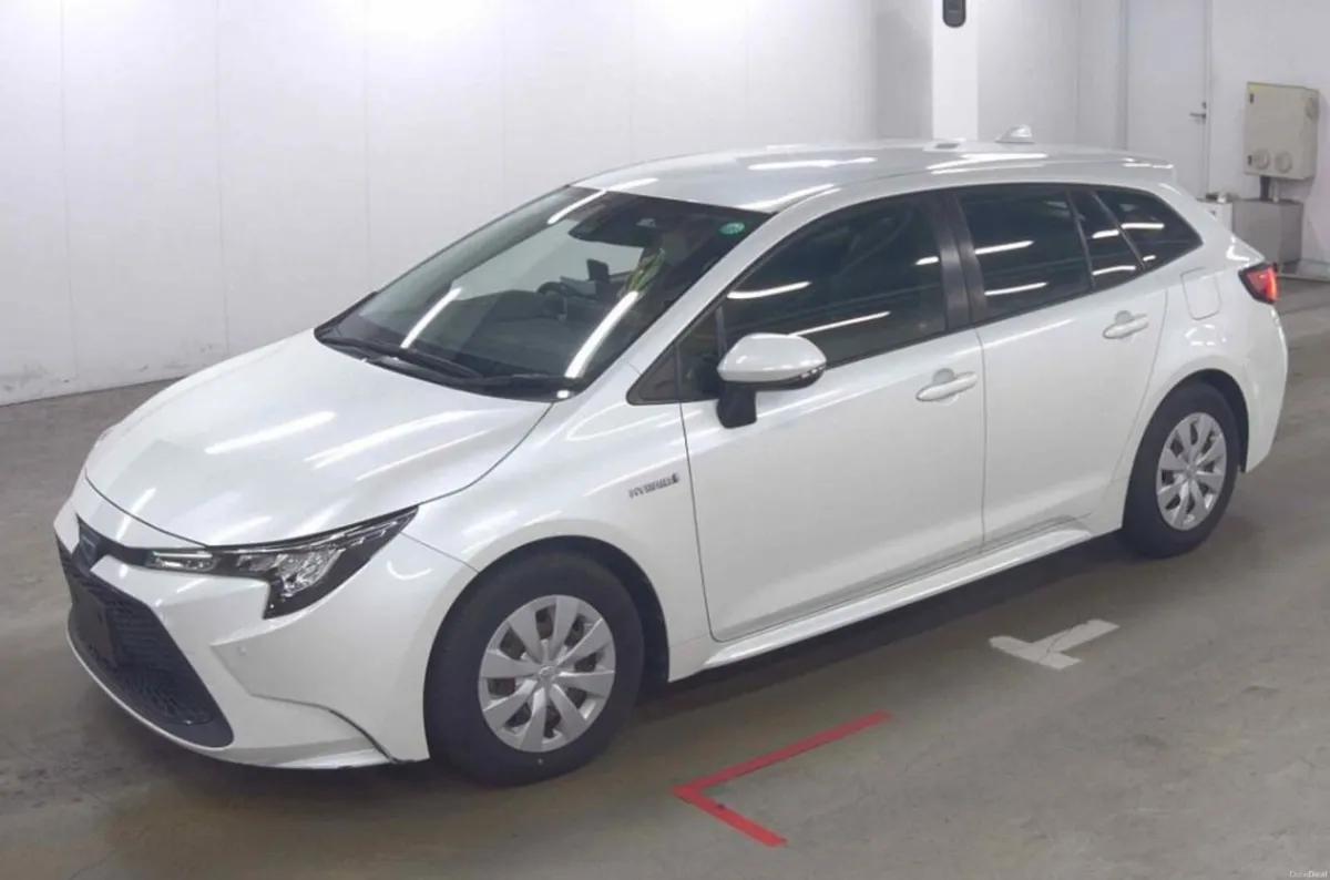 2019 Toyota Corolla Touring Hybrid - Image 2