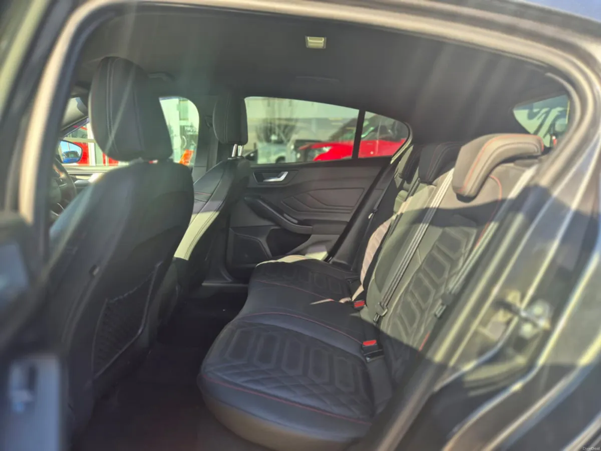 Ford Focus ST-LINE X 5DR 1.0T 125PS - Image 4