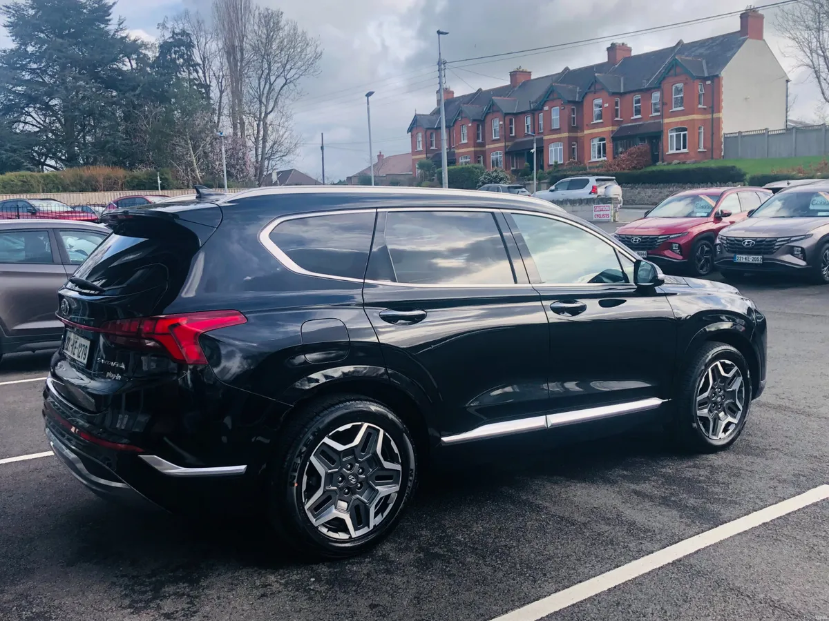 Hyundai Santa Fe Executive Plus 1.6 Plug-In Hybrid - Image 4