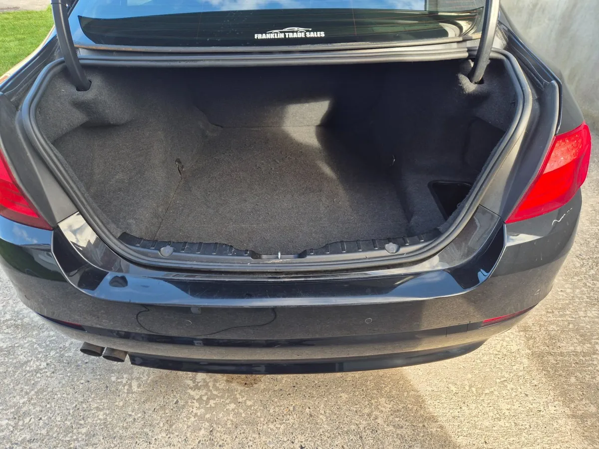 BMW 5-Series 2011 - Image 2