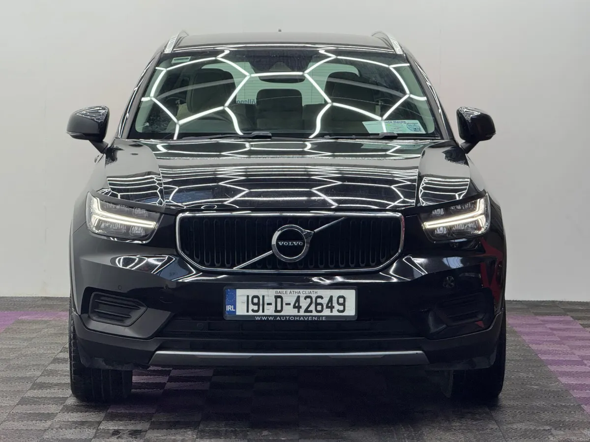 2019 Volvo XC40 Momentum 2.0D, Automatic - Image 2