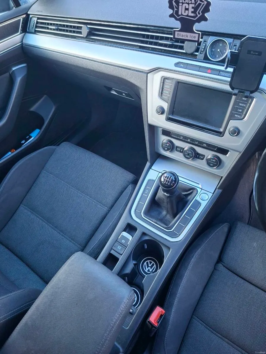 Volkswagen Passat - Image 2