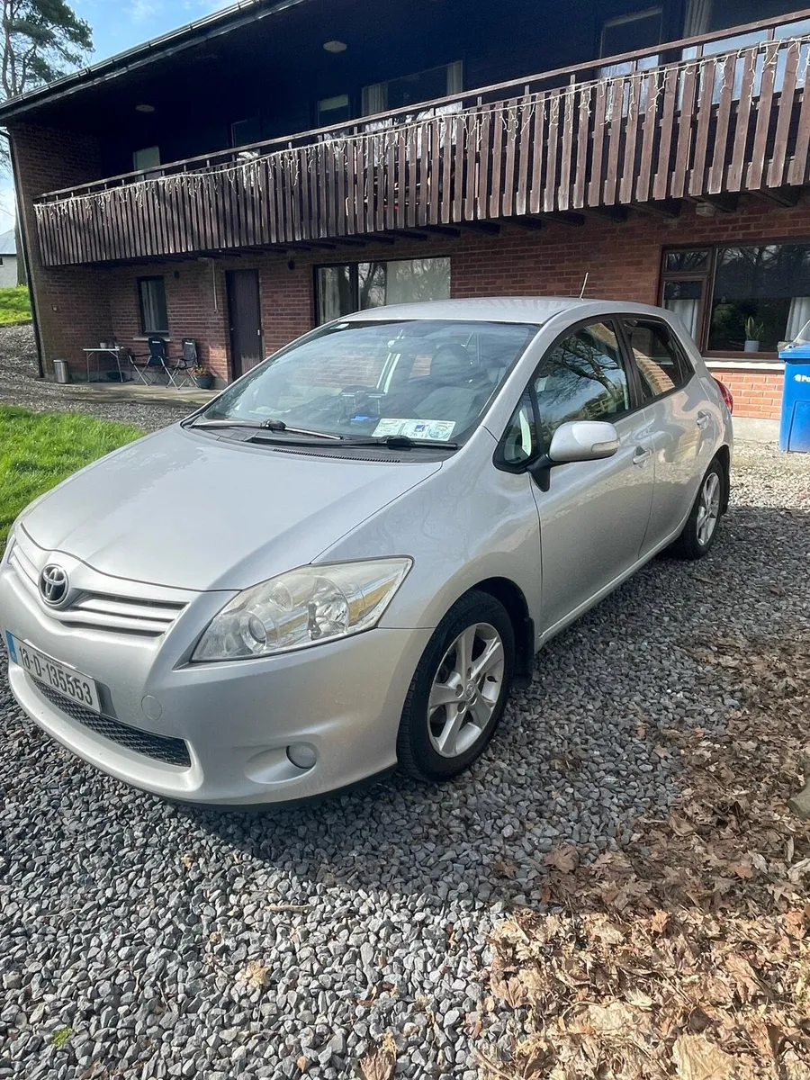 Toyota Auris 2010 - Image 2