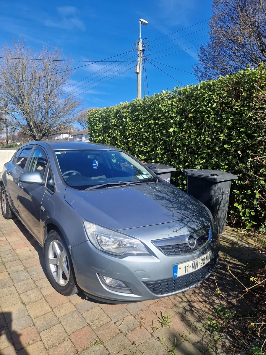 Opel Astra 2011 - Image 1