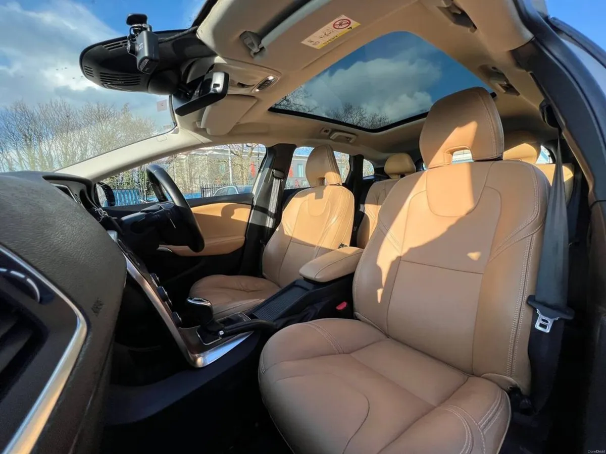 Volvo V40 D4 CROSS COUNTRY 2.0 D // PAN ROOF // VE - Image 2