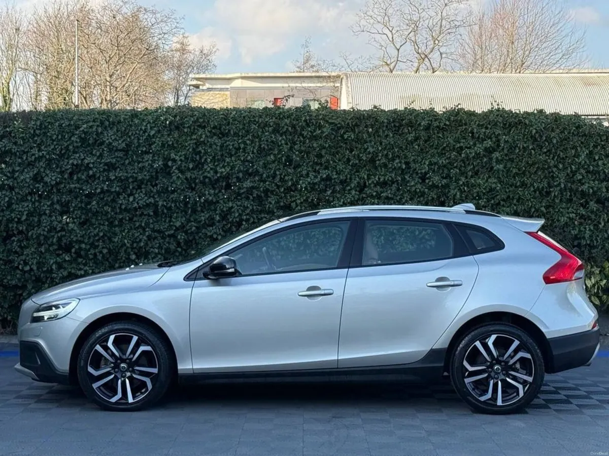 Volvo V40 D4 CROSS COUNTRY 2.0 D // PAN ROOF // VE - Image 4