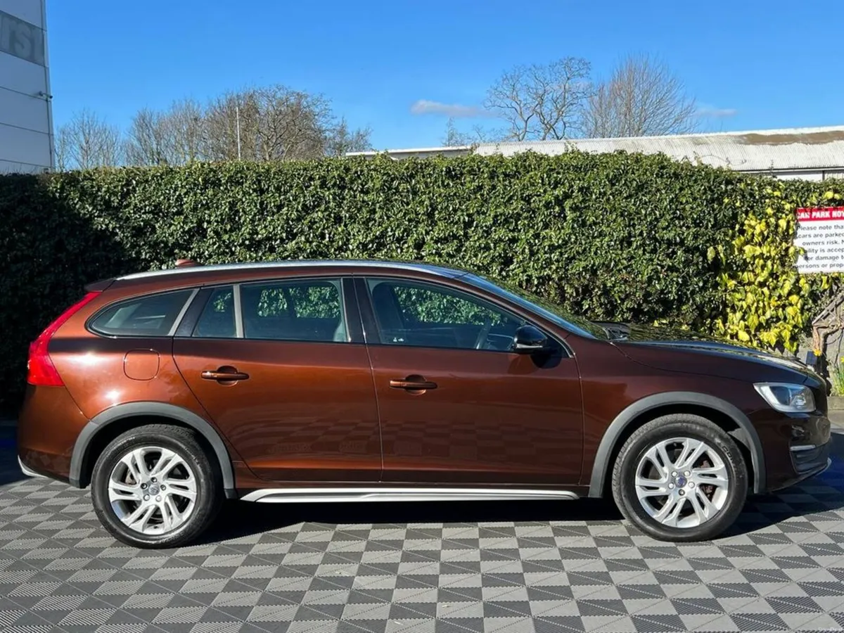 Volvo V60 D4 CROSS COUNTRY 2.0 D // LEATHER POWERE - Image 2