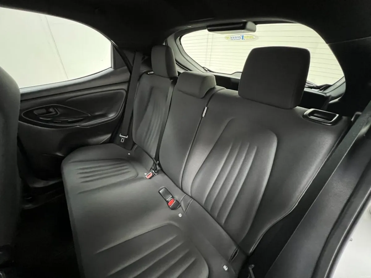 Toyota Yaris 1.5 HYBRID X Automatic, Reversing cam - Image 4