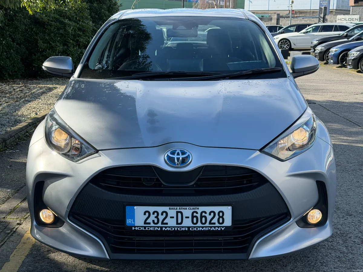 2023 Toyota Yaris..APPLE CARPLAY..REAR CAMERA - Image 4