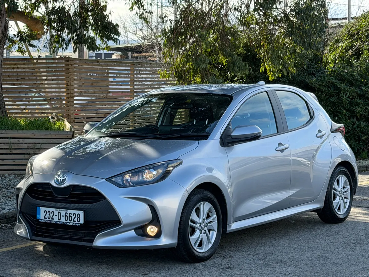 2023 Toyota Yaris..APPLE CARPLAY..REAR CAMERA - Image 1