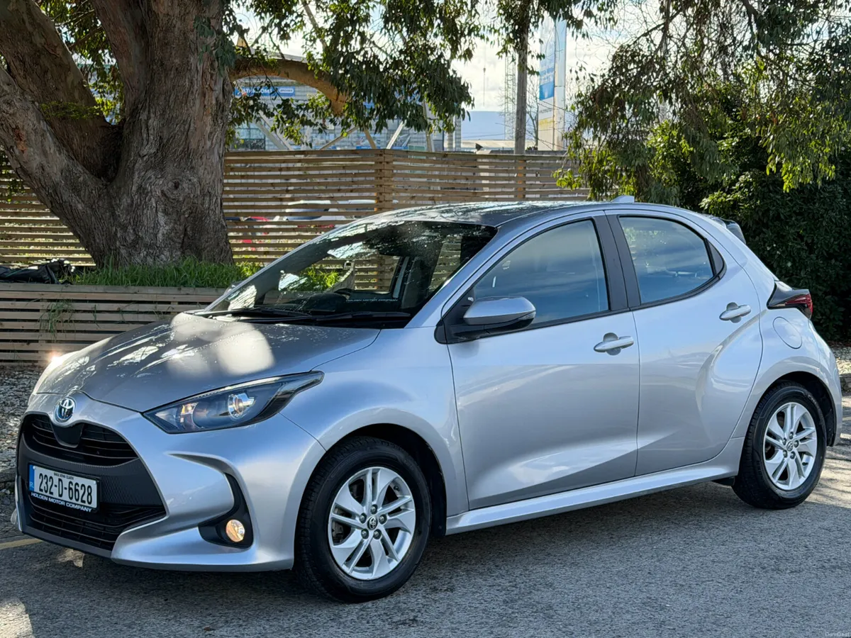 2023 Toyota Yaris..APPLE CARPLAY..REAR CAMERA - Image 3