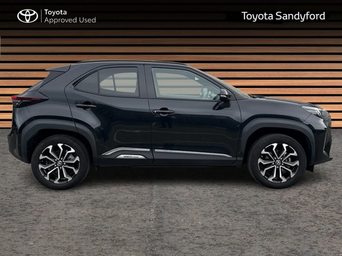 Toyota Yaris Cross LUNA SPORT // REAR CAMERA // SI - Image 3