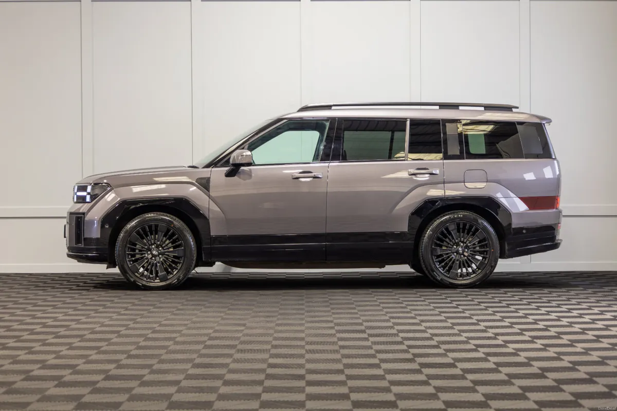 242 Hyundai Santa Fe Premium Calligraphy 7 Seater - Image 3
