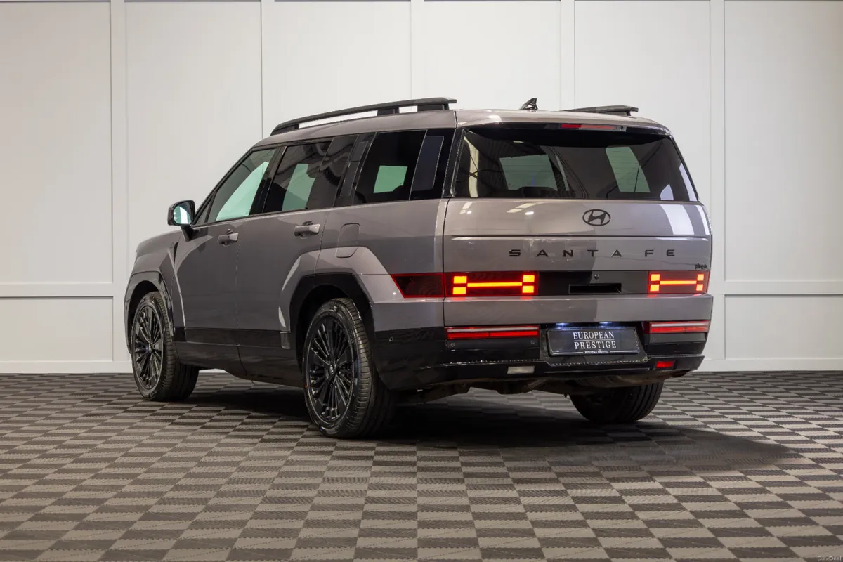 242 Hyundai Santa Fe Premium Calligraphy 7 Seater - Image 4