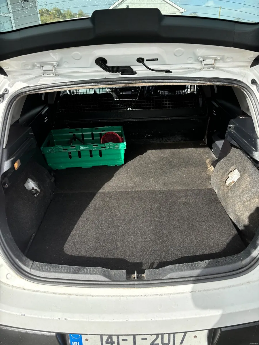 Toyota Auris 2014 - Image 2