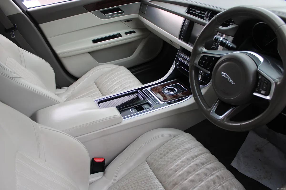 Jaguar XF 2.0 PORTFOLIO AUTO 2017 - Image 5