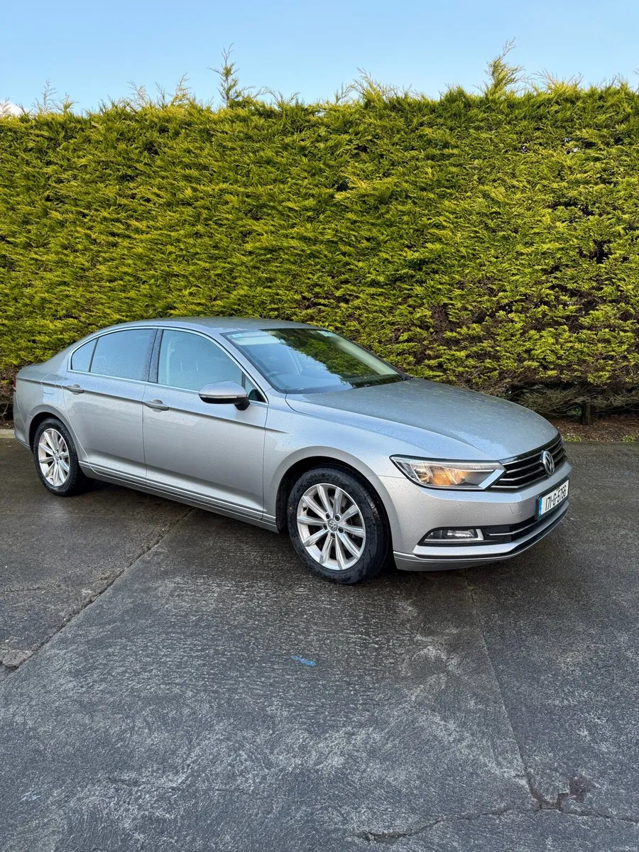 2017 Volkswagen Passat - Image 2