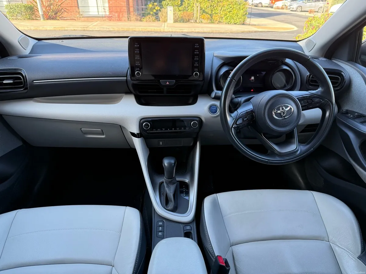 Toyota Yaris Hybrid - Image 2