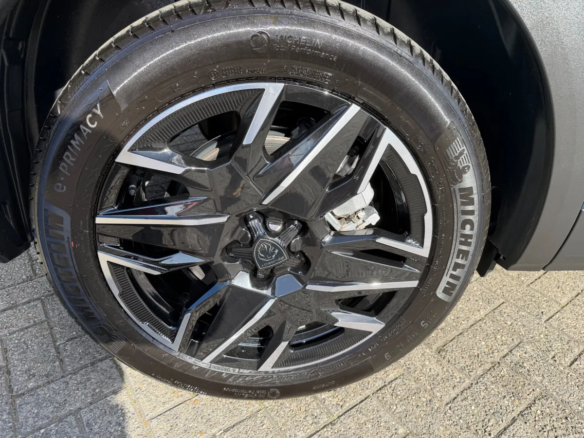 2025Peugeot 5008 Allure Hybrid - Image 4