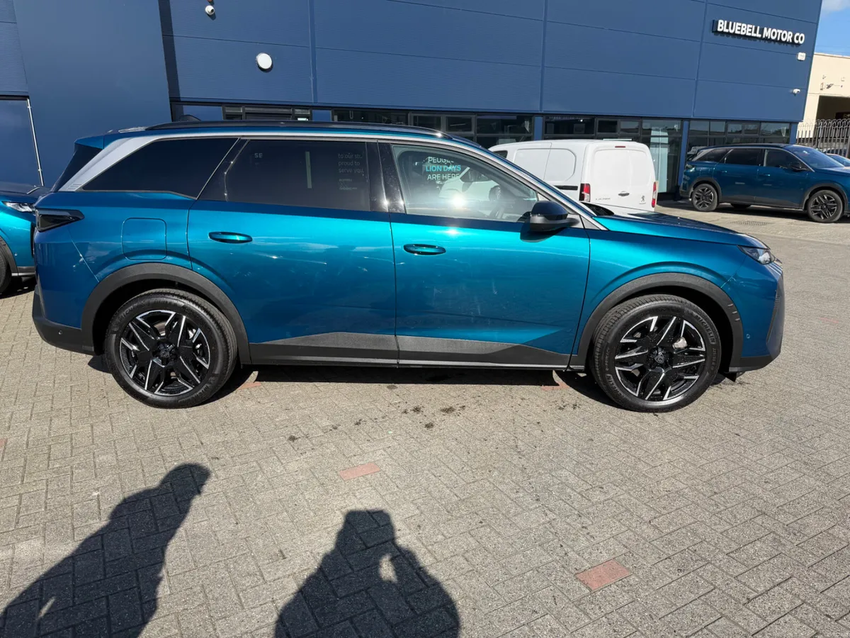 2025Peugeot 5008 Allure Hybrid - Image 3