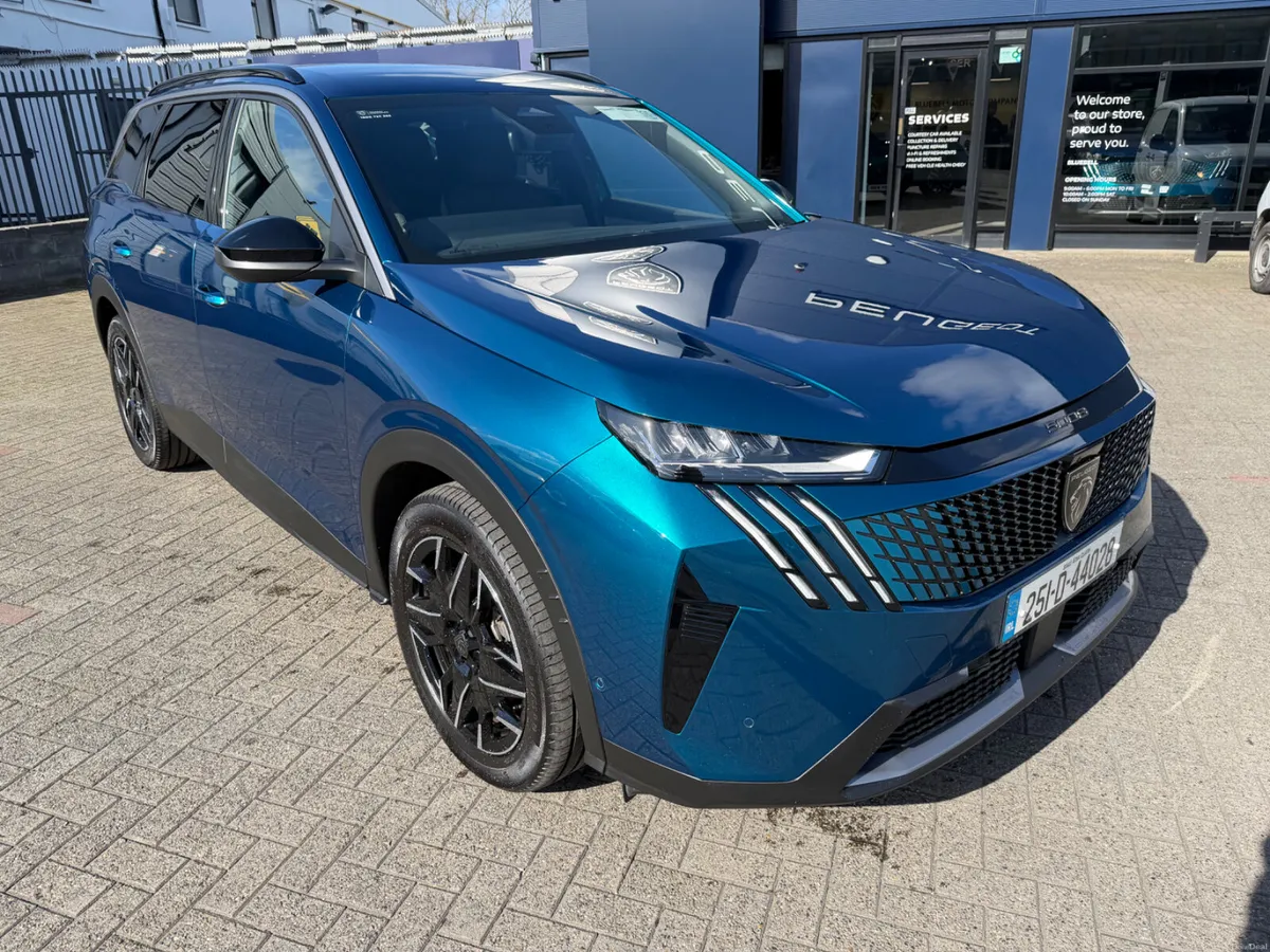 2025Peugeot 5008 Allure Hybrid - Image 1