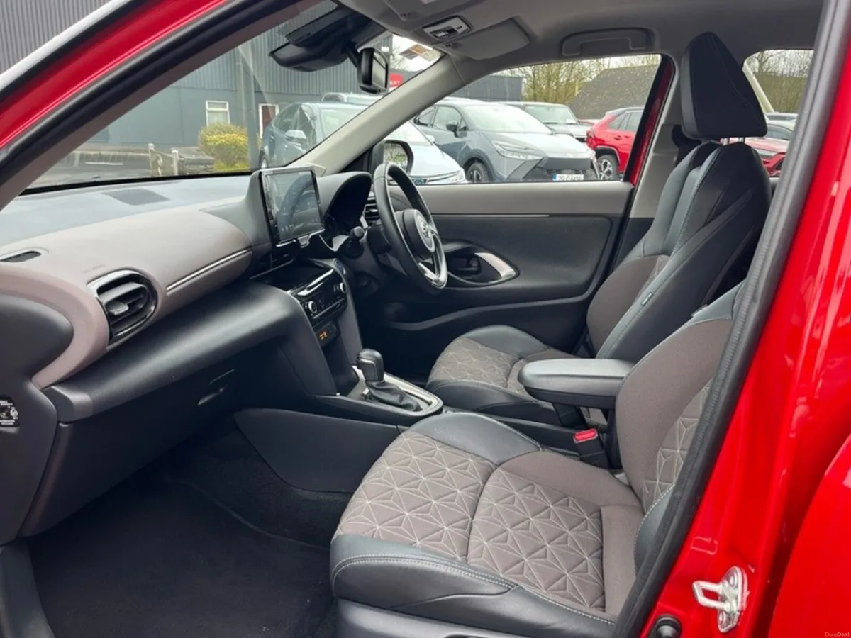 Toyota Yaris Cross USED CAR SALE!! CR CROSS SOL 4D - Image 6
