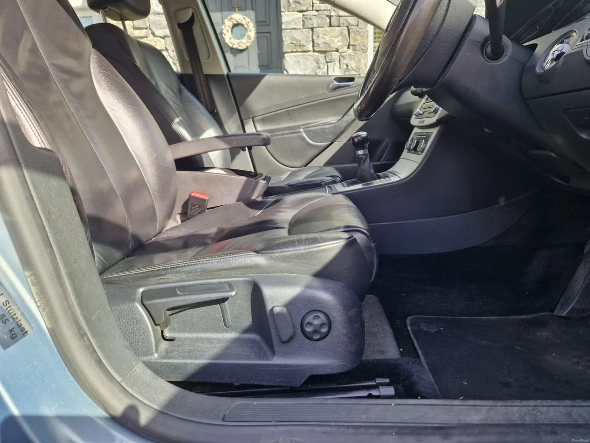 Volkswagen Passat 2010 - Image 3