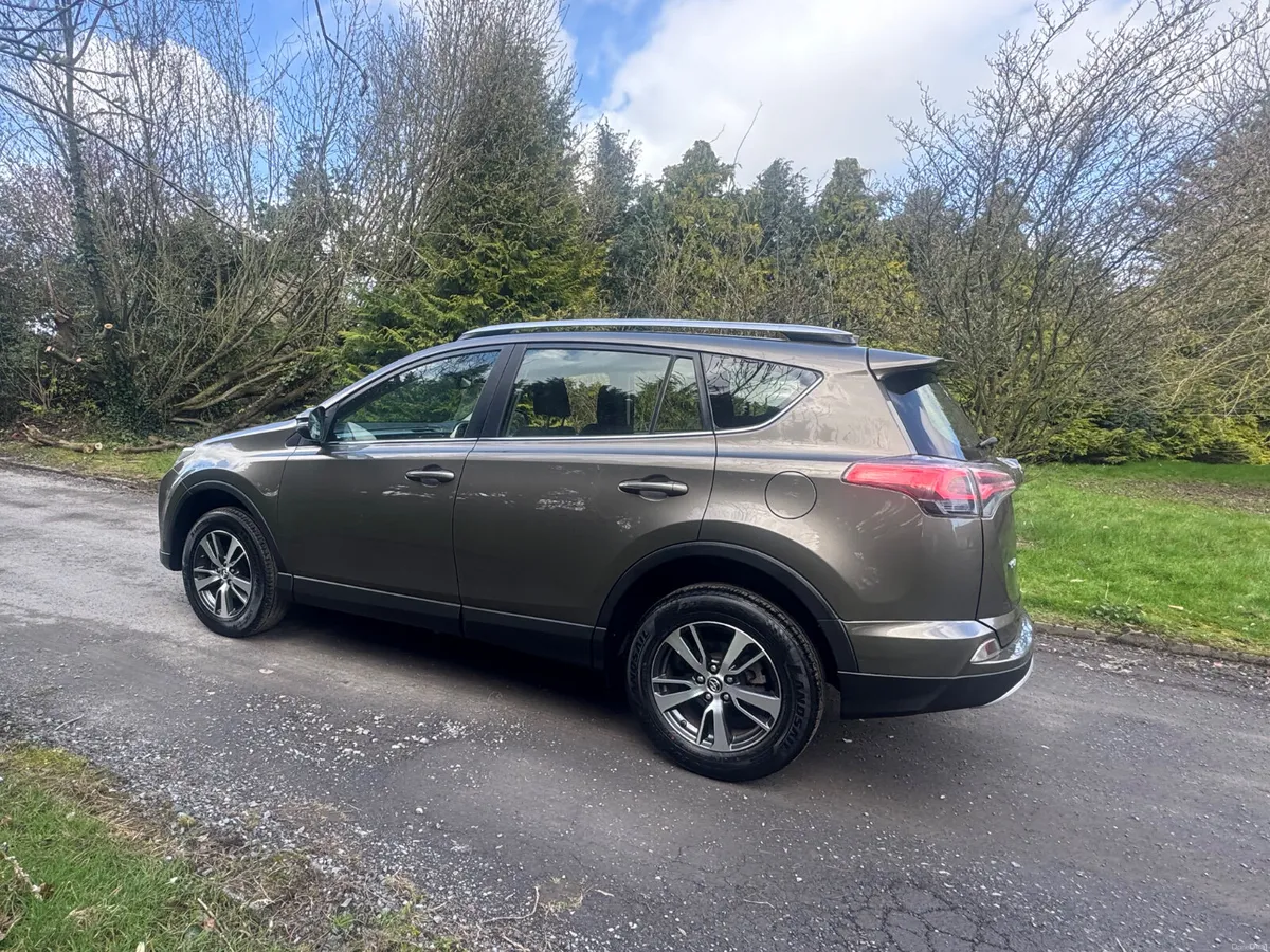 16 Toyota RAV4 2.0D4D LUNA - Image 3