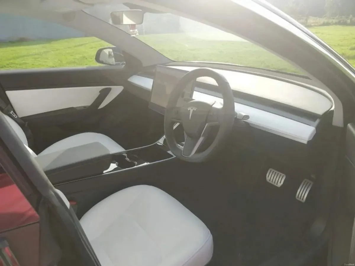 Tesla Model 3 2019 - Image 2