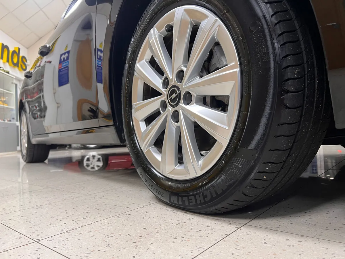 Superb Value Automatic Diesel Low Kms High Spec Ne - Image 4