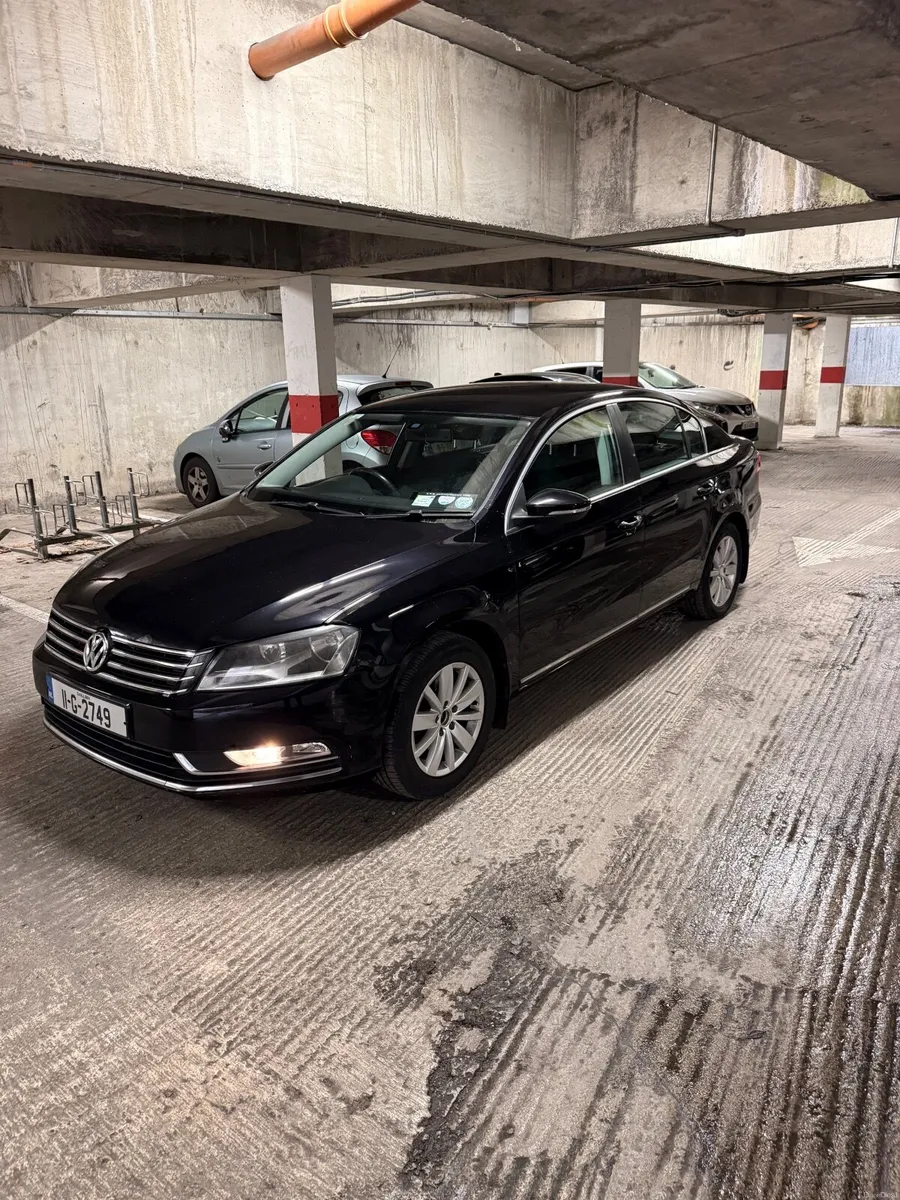 PRICE 4350// PASSAT B7 201000KM SERVICE HISTORY - Image 1
