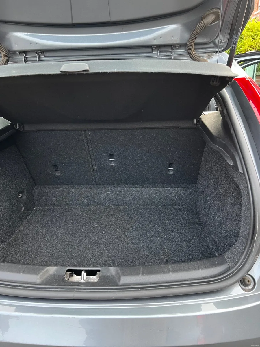 Volvo V40 D2 R Design  ORIGINAL ROI CAR - Image 4