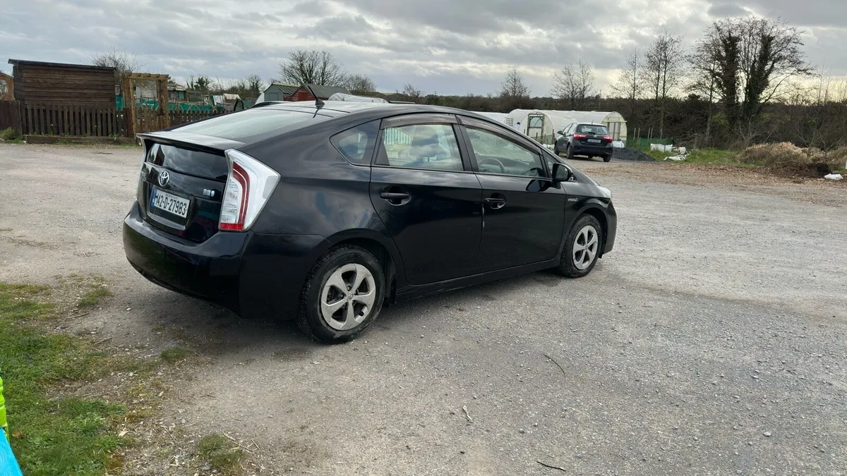 Toyota Prius 2014 hybrid - Image 3