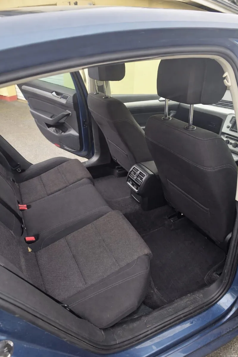 Volkswagen Passat 2017 - Image 2