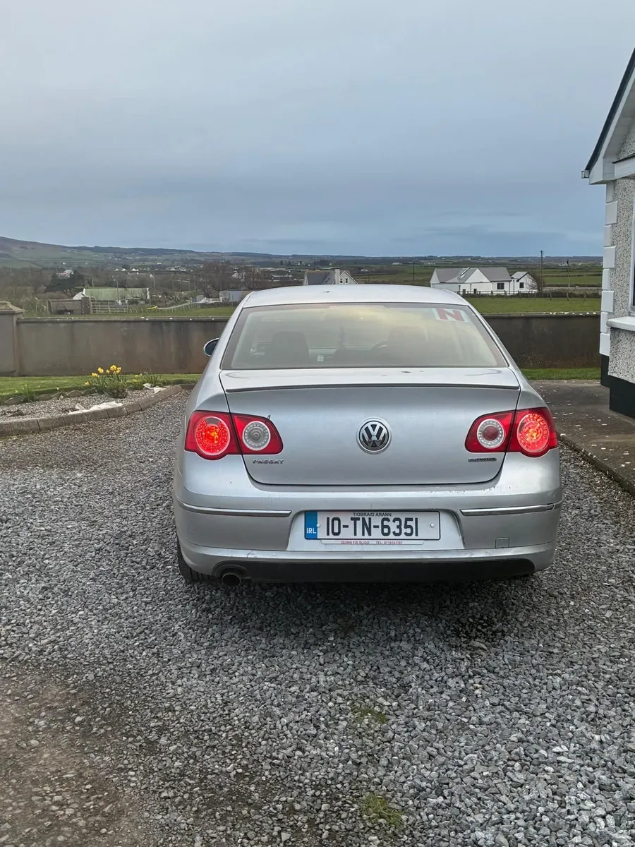 Volkswagen Passat 2010 - Image 2
