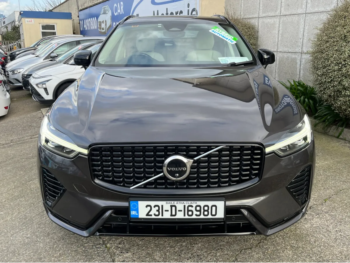 Volvo XC60 T6 PHEV PLUS DARK AWD //PANORAMIC GLASS - Image 2